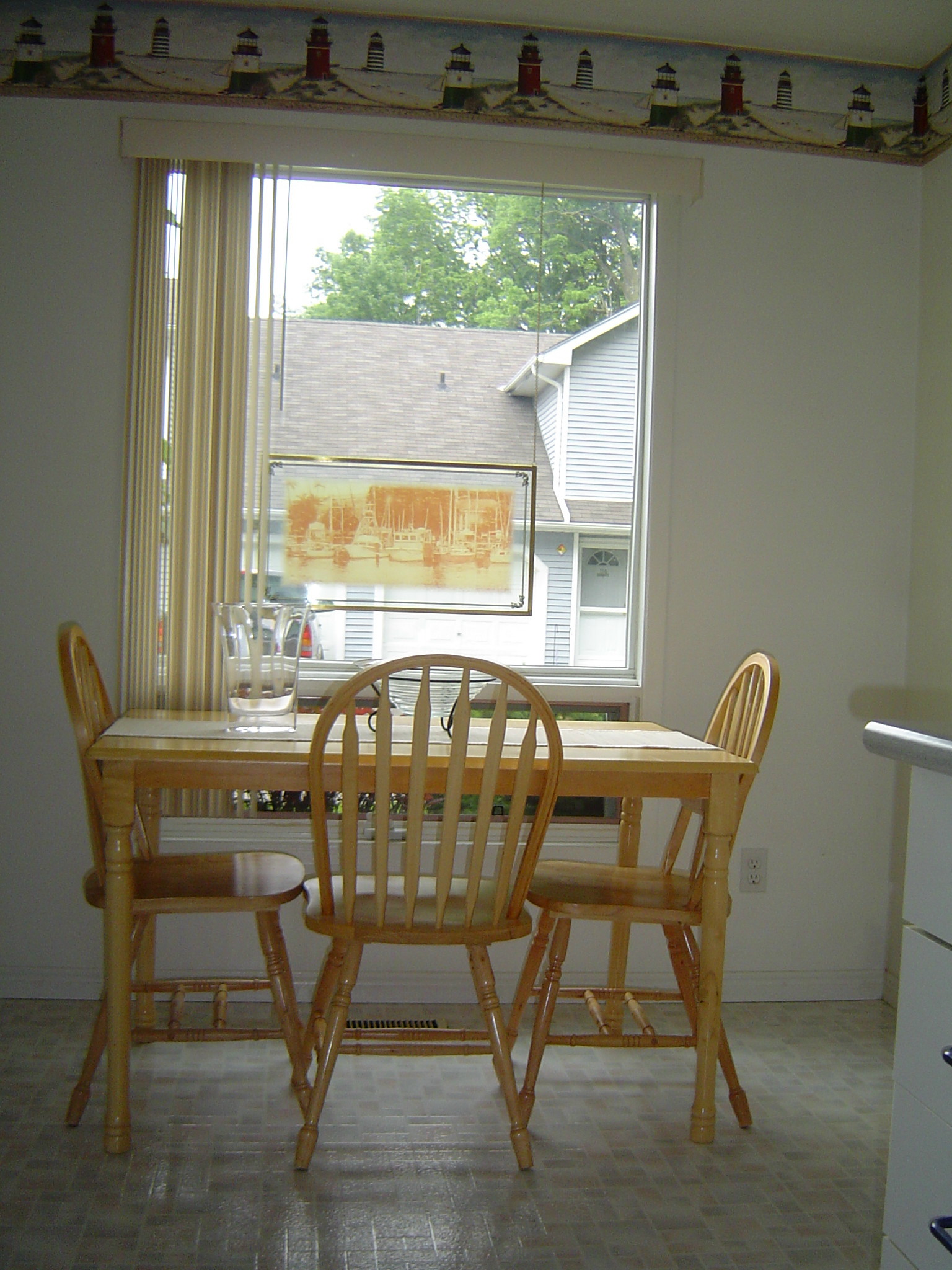 Large window allows in alot of sun in the eating area